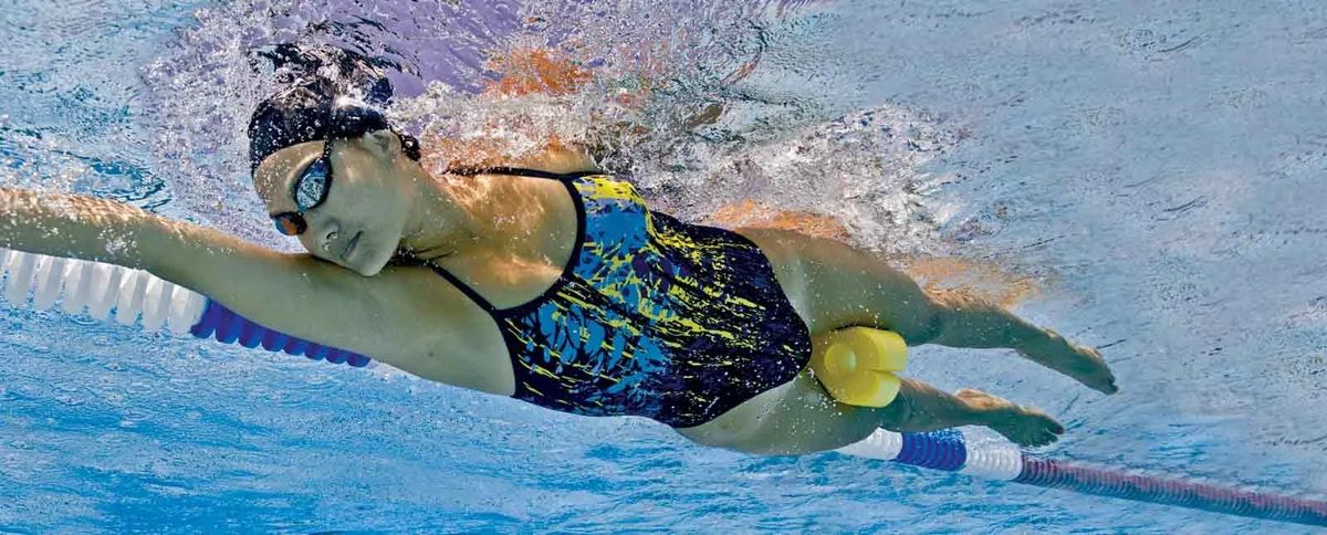 Il pull buoy, uno degli attrezzi utili per l'allenamento di nuoto