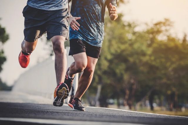 Come arrivare a correre 10 km in 50 minuti: guida e tabella per raggiungere l’obiettivo