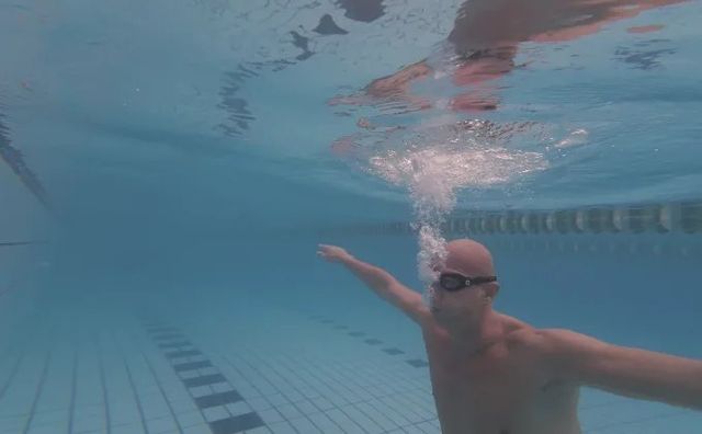 Luca Sacchi esercizio respirazione nuoto aria bolle