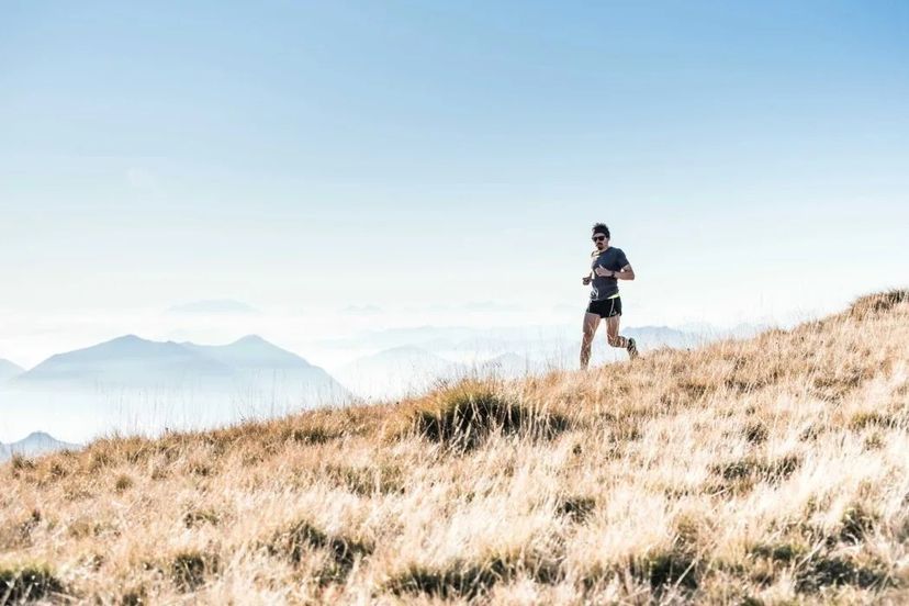 trail runner che scende da una collina