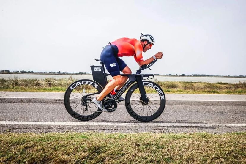triatleta in gara ironman su bici da crono