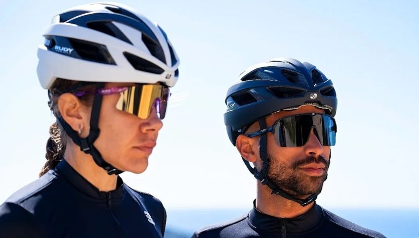 ciclisti indossano casco Rebel di Rudy Project