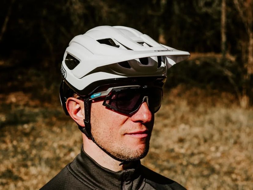 casco e occhiali sono accessori fondamentali per il biker