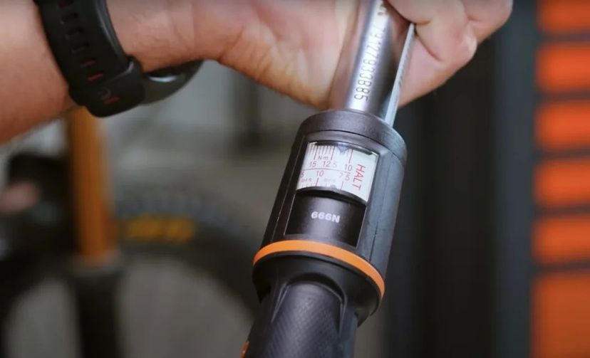 chiave dinamometrica per stringere le viti alla giusta tensione