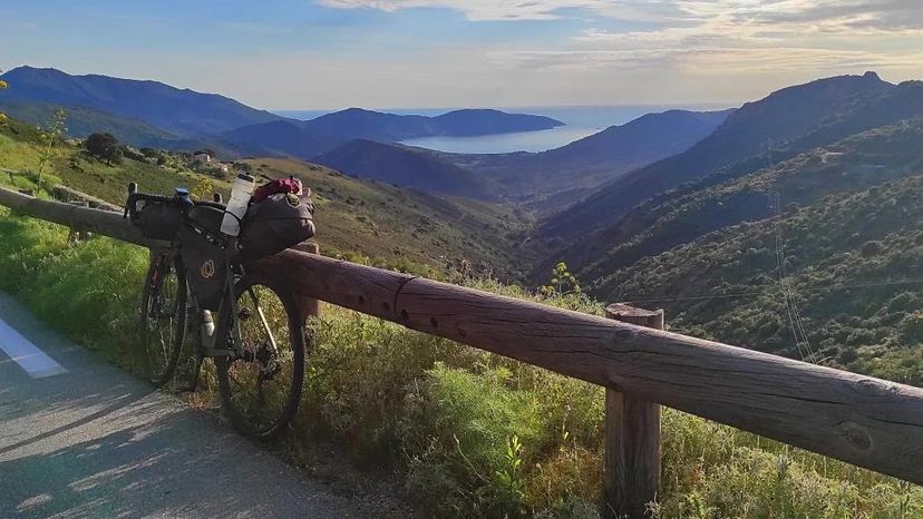 scorcio sul Col de San Bastiano in Corsica con bici gravel