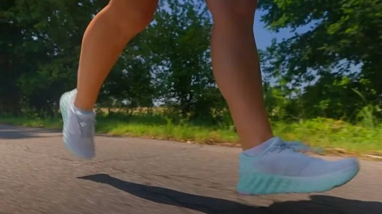 Ragazza corre indossando scarpa KS 900.2