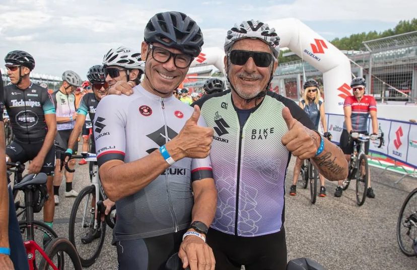 Davide Cassani posa al Suzuki Bike Day