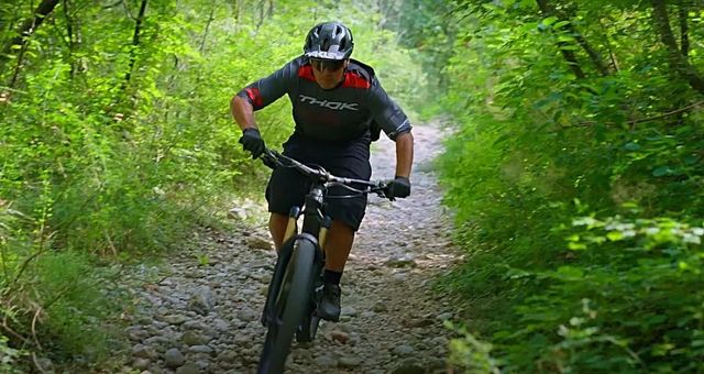 Discesa in e-mtb: cosa fare e cosa NON fare