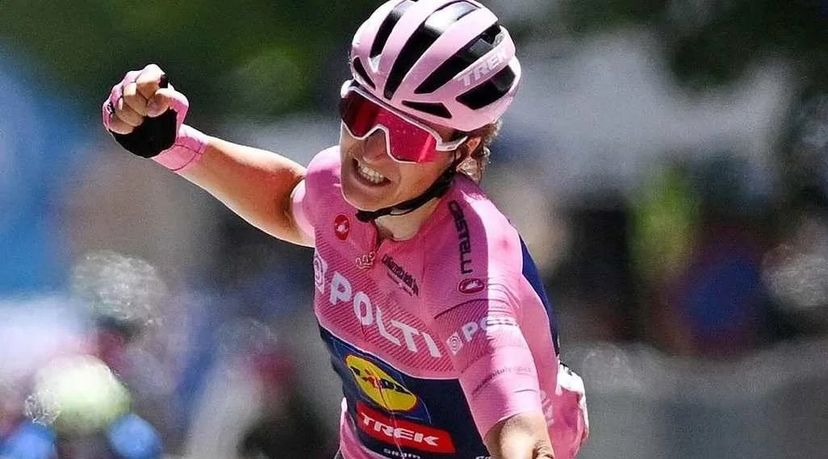 Longo Borghini solleva il braccio in tappa del Giro d'Italia 2024