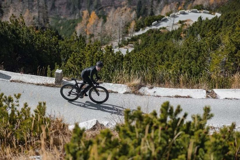 ciclista che sale una salita in Piemonte
