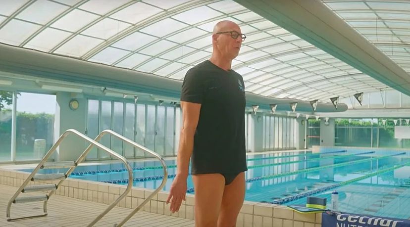 Luca Sacchi esegue esercizio per allenare la spinta finale della bracciata