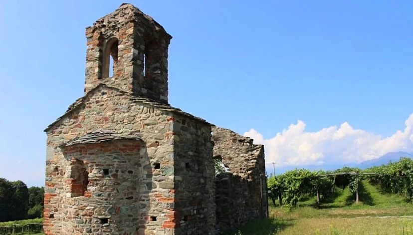Gesiun resti chiesa romanica su sentiero via francigena for all