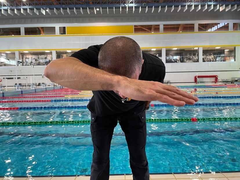 movimento sbagliato del gomito piegato nella bracciata a stile libero
