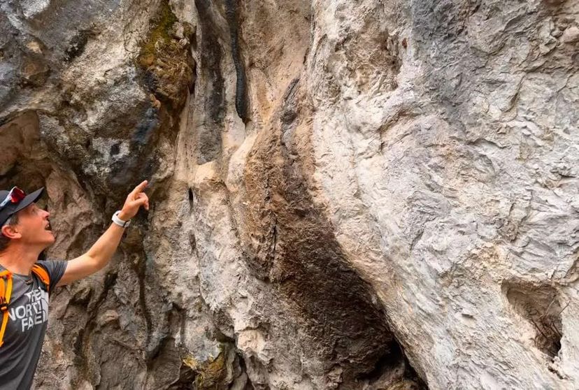 Simone Moro indica il chiodo piantato da ragazzo nella grotta Pacì Paciana
