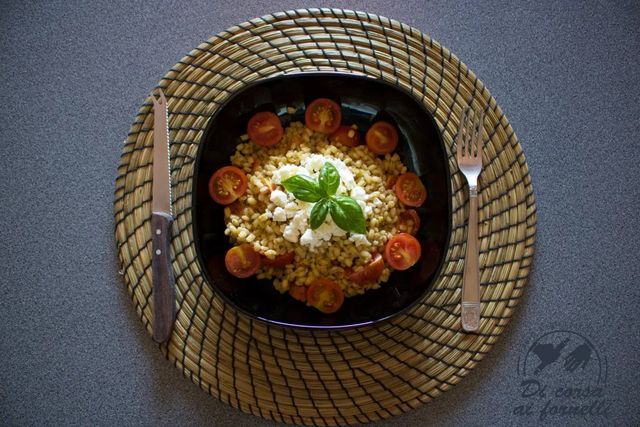 Insalata di orzo al pesto, con feta e pomodorini