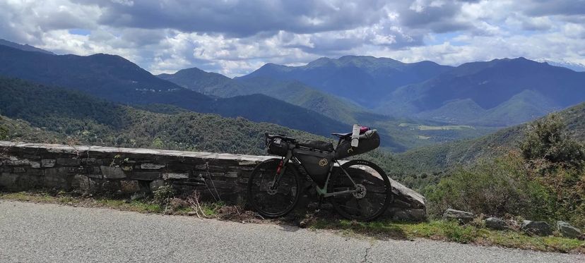 bici su strada di passaggio a Morosaglia con veduta delle montagne
