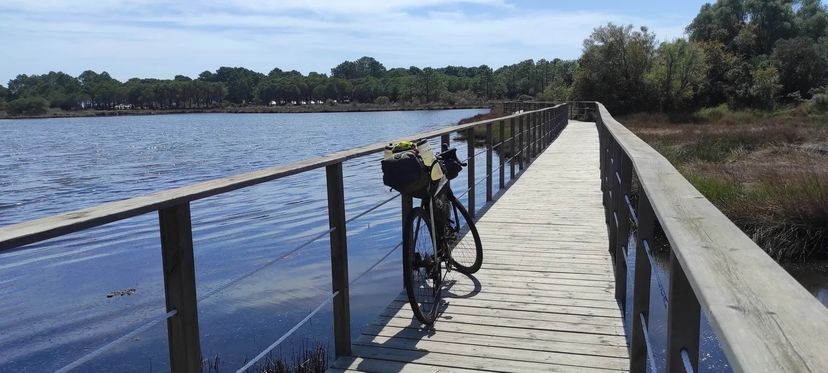 Bici vicino a corso d'acqua, itinerari Corsica