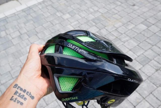 Casco in testa e ben allacciato. Sempre.