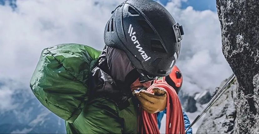 Kilian Jornet alle prese con la scalata delle Grandes Jorasses