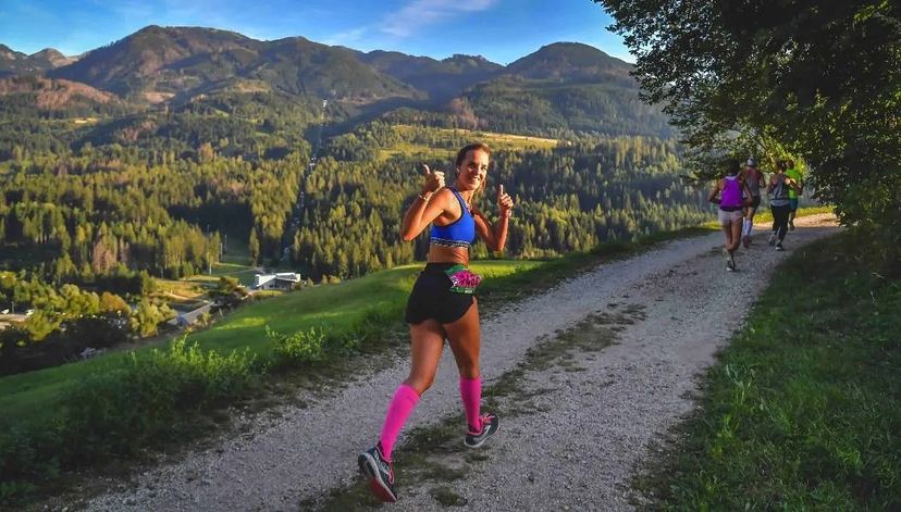 Corridore mentre corre in montagna