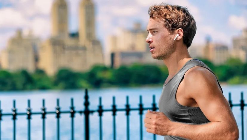 ragazzo corre a new york con cuffie in-ear