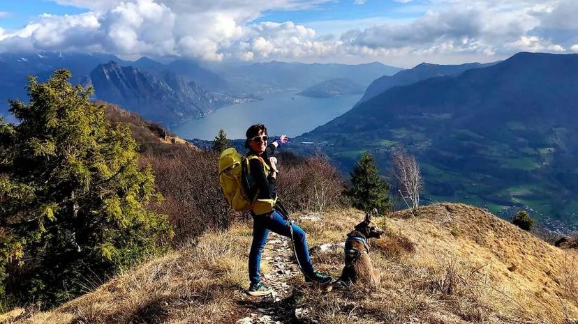 Erica Covelli sul Monte Grione con il suo cane con guinzaglio lungo