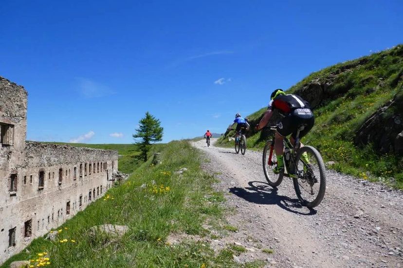 passaggio al forte di mtb durante la granfondo via del sale