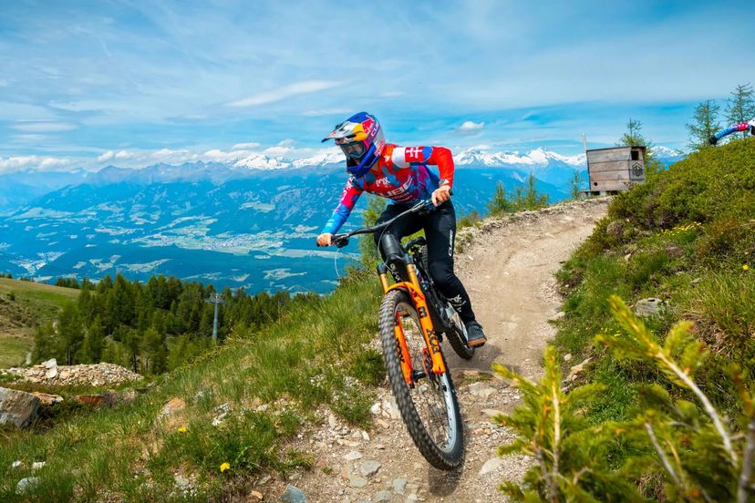 Un biker gravity enduro che affronta il trail herrnsteig a plan de corones kronplatz sul versante di brunico