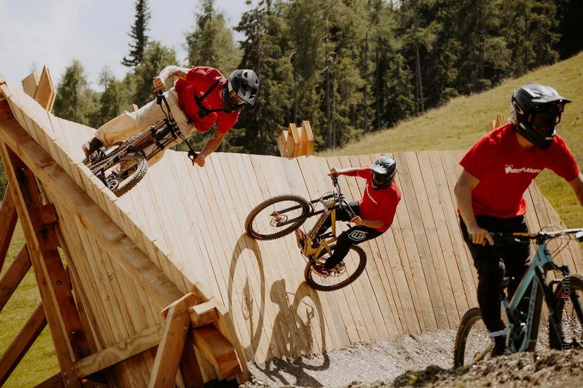 Un biker gravity enduro che affronta il trail spritzhorn a plan de corones kronplatz sul versante di valdaora olang