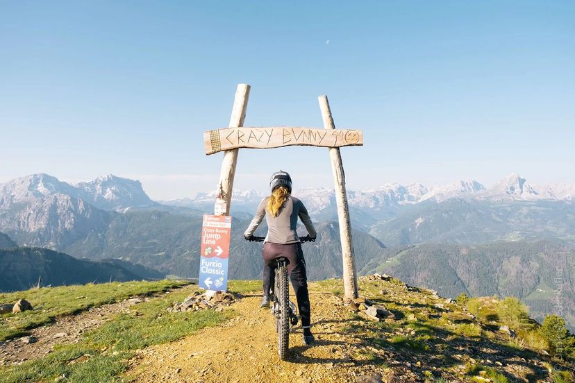 Un biker gravity enduro che si appresta ad affrontare il trail craxy bunny a plan de corones kronplatz sul versante di san vigilio