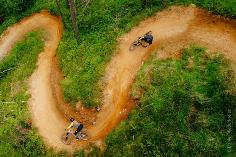 due biker gravity enduro fotografati dall'alto che affrontano uno dei trail di kronplatz plan de corones