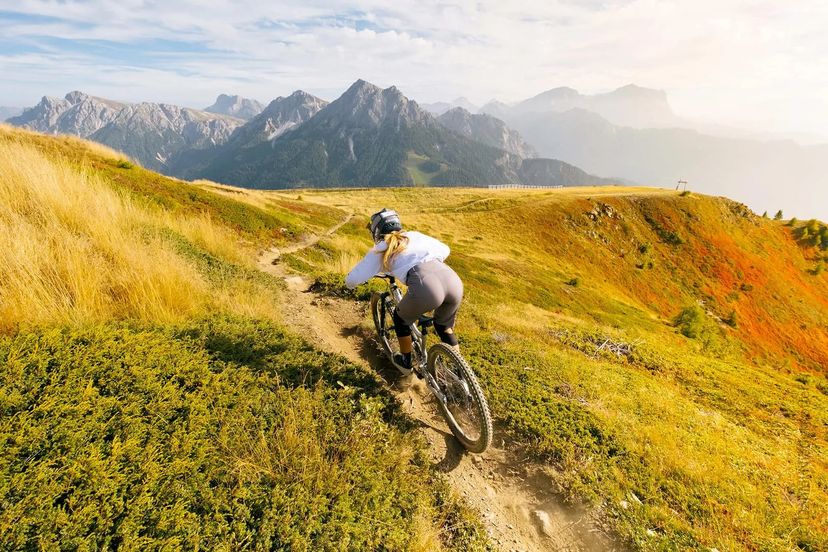 Un biker gravity enduro che affronta il trail crazy bunny a plan de corones kronplatz sul versante di san vigilio