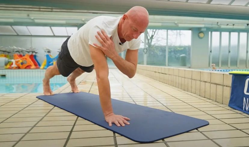come eseguire la variante del plank con tocco spalla