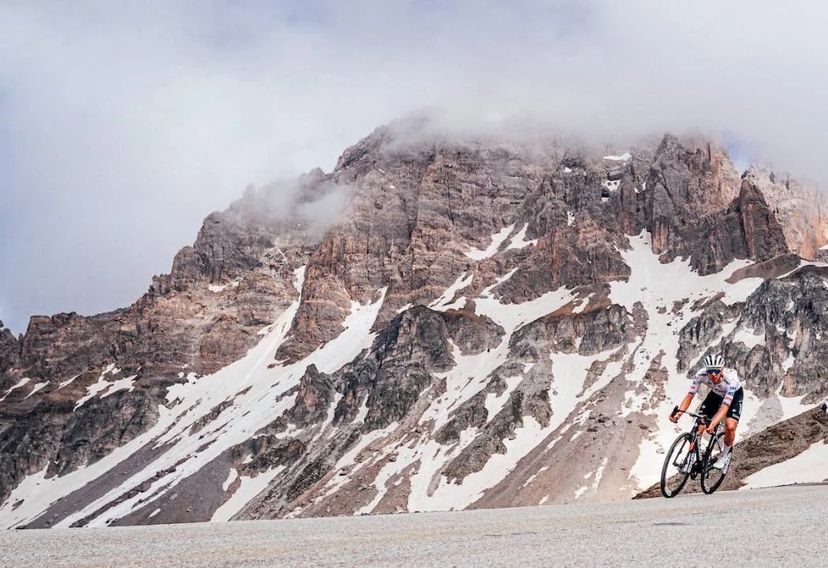 Pogačar in discesa dal Galibier