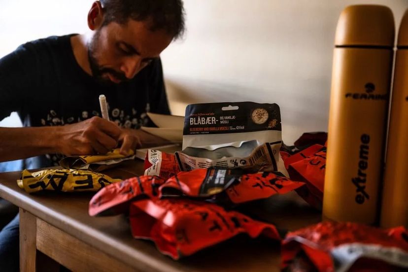 Omar Di Felice prepara i pasti liofilizzati per la spedizione in Antartide