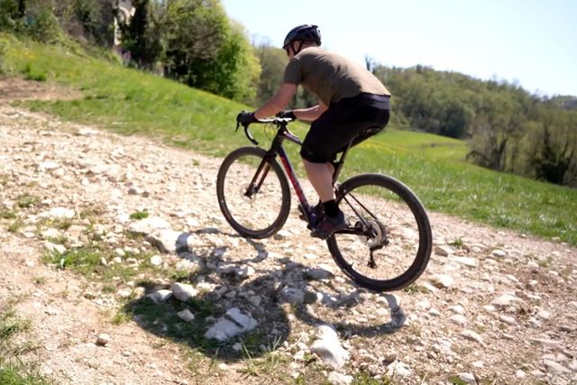 Come guidare una gravel in salita