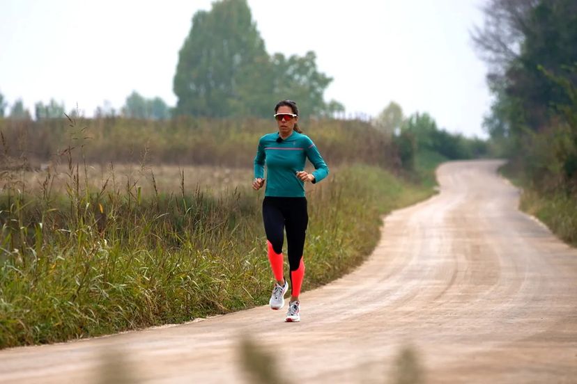 Donna fa allenamento corsa in inverno