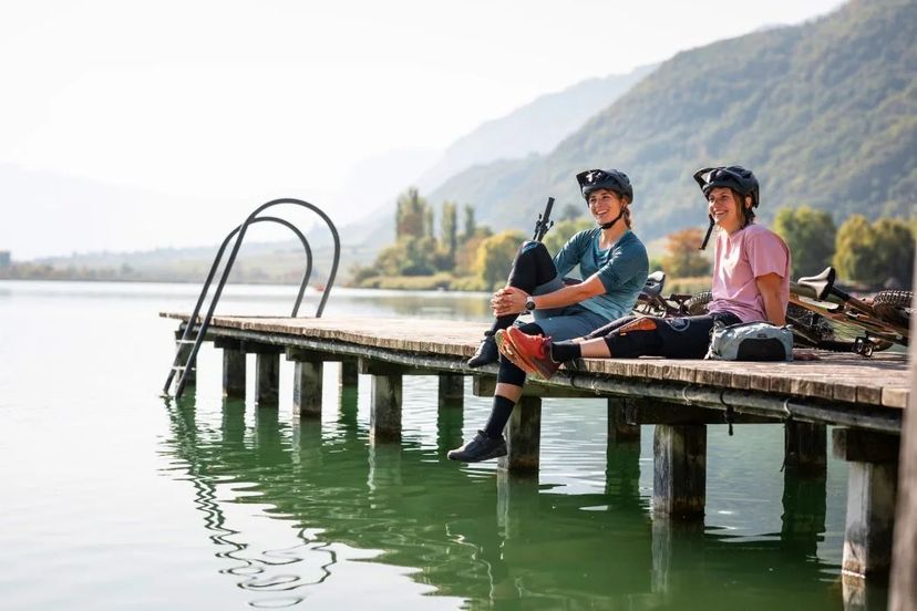 cicliste su pontile Alto Adige