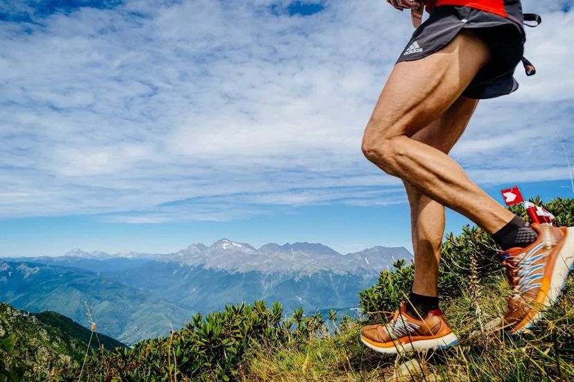 trail runner che indossa scarpe ammortizzate