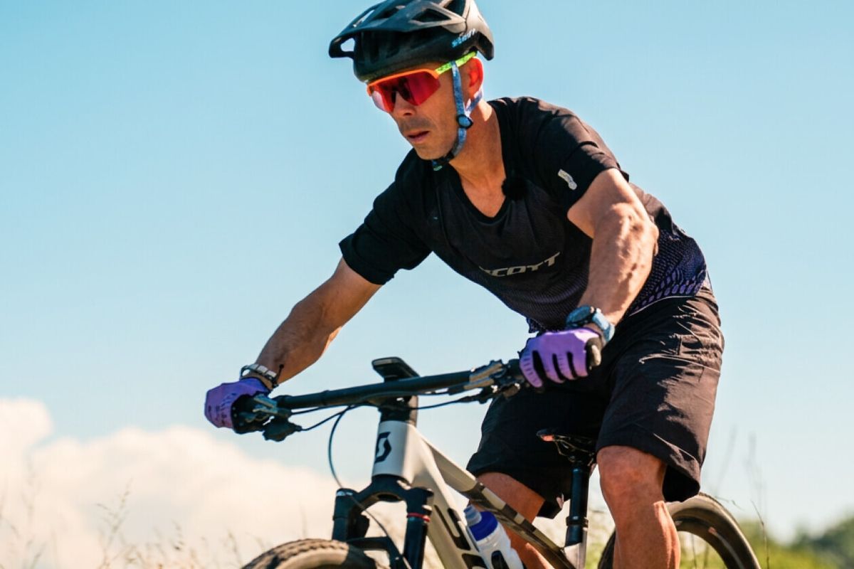 Marco Aurelio Fontana in mountain bike affronta una discesa su sterrato, in posizione centrale sulla bici con le mani sui freni