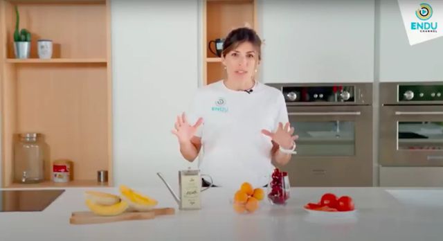 I colori a tavola che preparano la pelle al sole