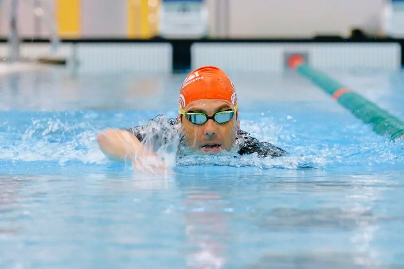 Ivan Risti nuota in vasca piscina, allenamento triathlon in inverno