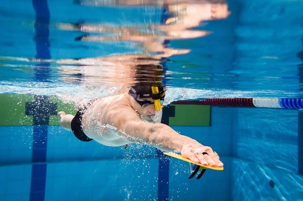Palette per il nuoto: a cosa servono e come si usano