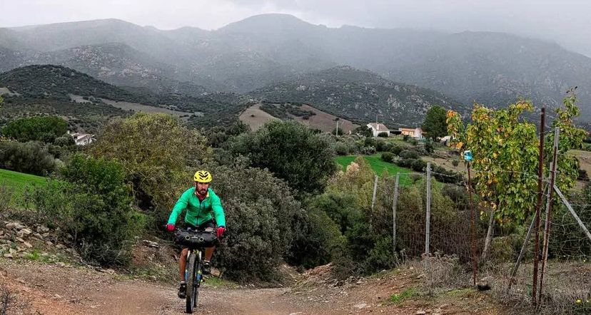 ciclista fa salita strada in Sardegna