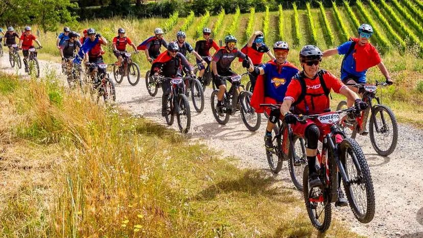 Gruppo ciclisti ad evento THOK Tribe 2024