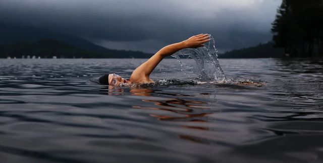 Addominali per il nuoto, ecco quattro esercizi completi
