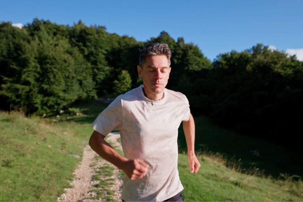 Marco De Gasperi corre su un sentiero sterrato di montagna durante un allenamento di trail running