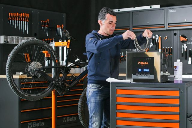 Puliamo la bici con la vaschetta a ultrasuoni