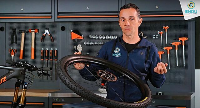 Riparare un copertone tubeless? Usiamo i vermicelli