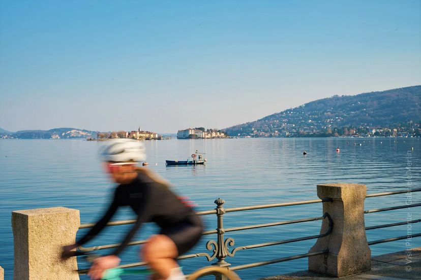 Ciclista che pedala lungo la ciclabile Via del Ticino e del Lago Maggiore - Visit Piemonte